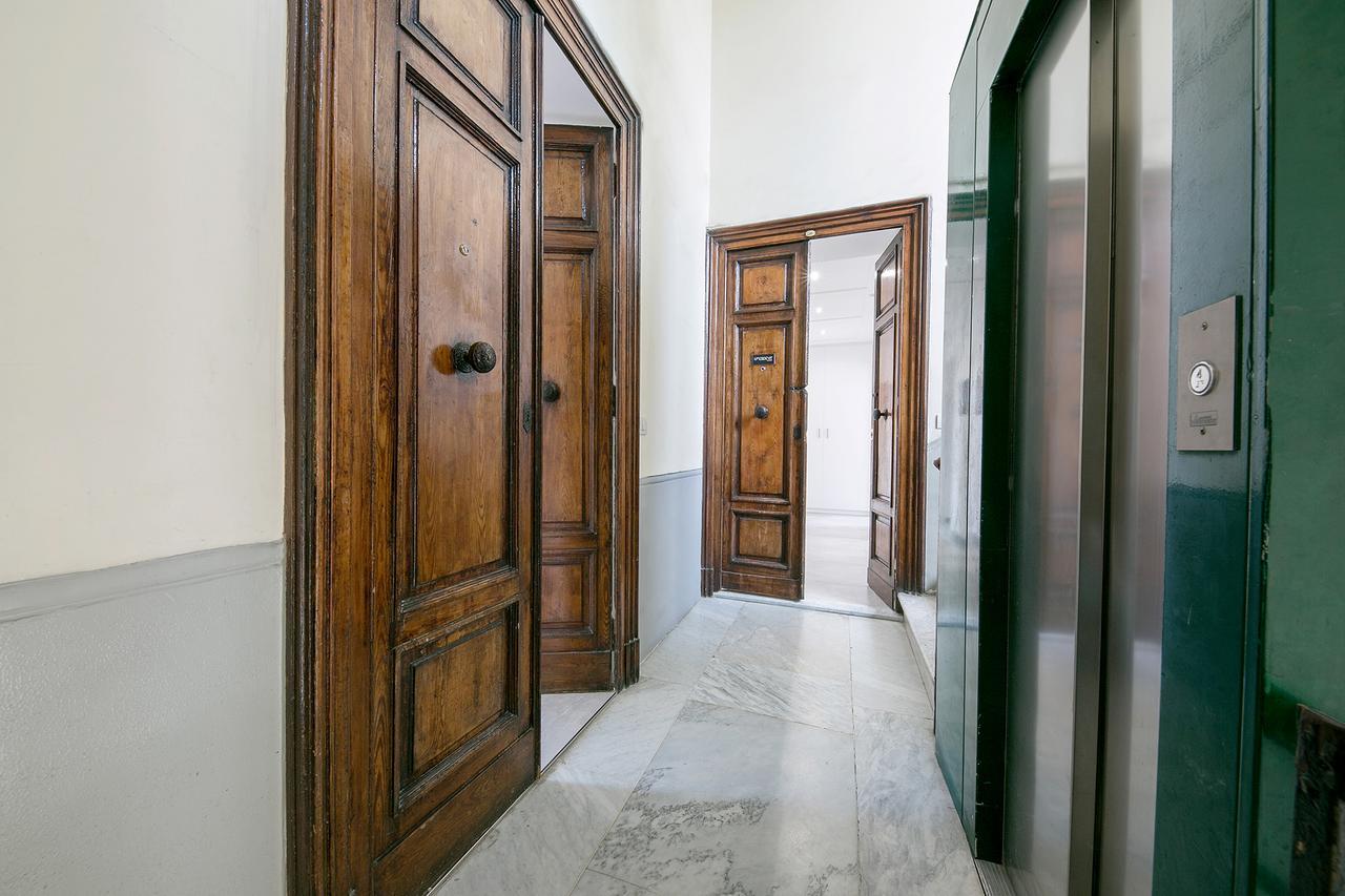 President Suites Naples Luaran gambar